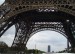 Spodní část Eiffelovy věže v Paříži.jpg
